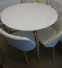round white table with 4
