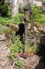 PHOTO  OLD WATER PUMP OLD