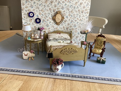 Dolls house scale - dolls,