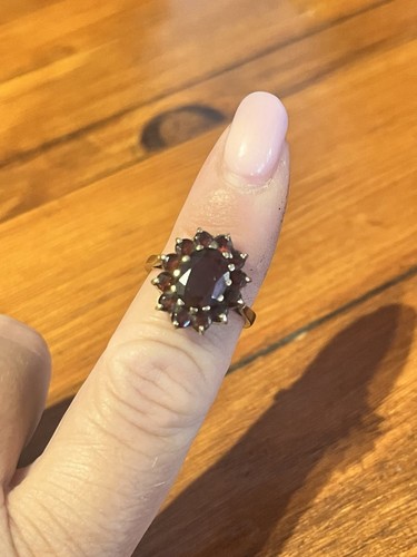 9ct gold garnet ring - 9ct,