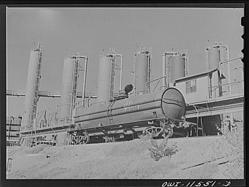 Photo oil refinery tank - photo:oil,