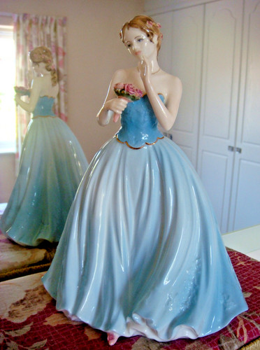 Coalport figure dearest - l/e,