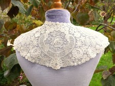 AN UNUSED ANTIQUE BRUSSELS DUCHESSE LACE COLLAR WITH POINT DE GAZE ROSE PANELS