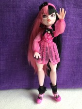 Monster High Draculaura Doll, Fashion Vampire Doll with Pink and Black Hair, Toy