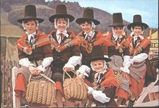 WELSH GIRLS IN NATIONAL COSTUME, Wales - Vintage POSTCARD