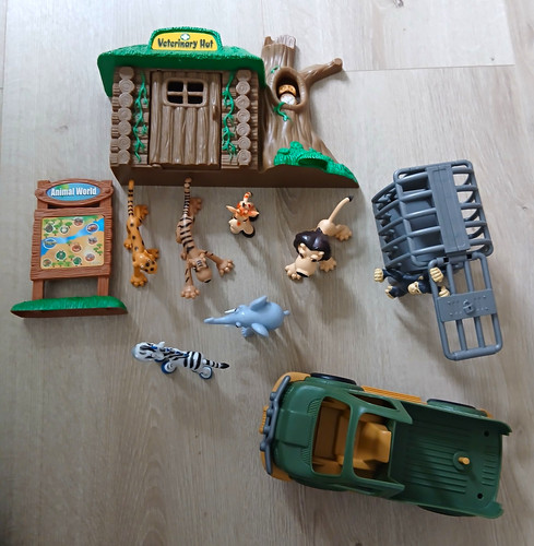 Animal world veterinary hut - world,
