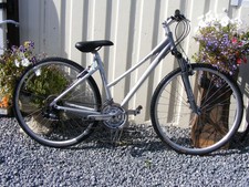 FANTASTIC LADIES GIANT CRS BIKE FRAME 17" WHEELS 28" SERVICED COST £450 NEW