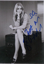 LISA GODDARD AUTOGRAPHED 7 X 5 PHOTOGRAPH.