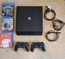 PS4 Pro 1TB  +  2 Controllers