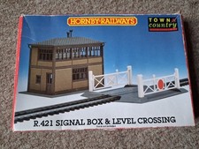 Hornby R421 Signal Box & Level