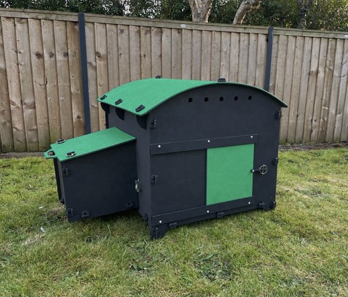 Large plastic chicken coop - large,