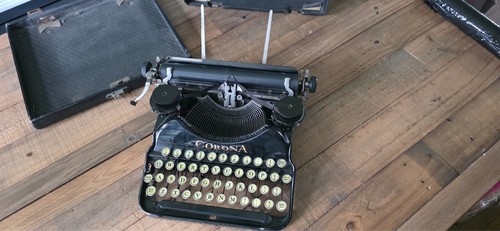 Corona typewriter with case - 4,
