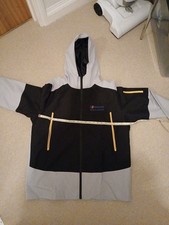 MENS BERGHAUS JACKET SLEET SIZE XL COLOUR WHITE AND BLACK. YELLOW ZIP POCKET.