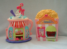 Hasbro 2007 Ponyville My Little Pony icecream sundae + cinema house (no figures)