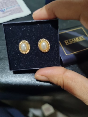 9ct hallmarked gold pear - 9ct, studs