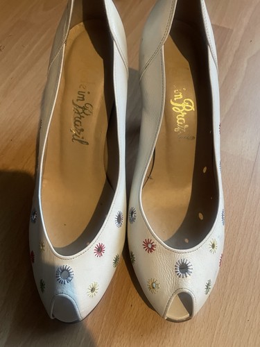 Pair vintage cream peep - of,