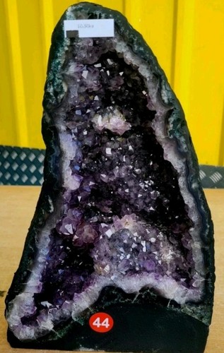 Stunning amethyst geode cave - stunning,