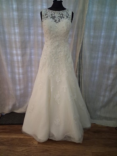 Wedding dress size - 6, ivory