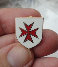 Pre-Owned Enamel Knights Templar Red Maltese Cross Pin Badge Shield Malta