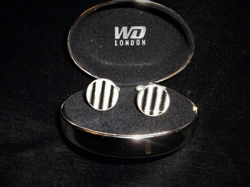 Shiny silver tone snap - in,