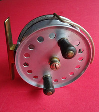 A GOOD VINTAGE HARDY 4 1/4" LONGSTONE CENTREPIN WITH RARE MANTON RETAIL BADGE