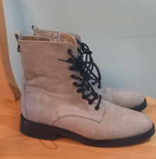 Beautiful Women Graceland