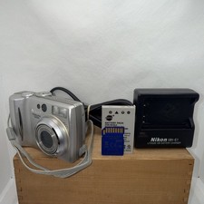 Nikon Coolpix 5200 5.1MP
