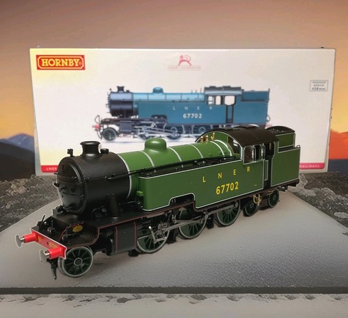 Boxed hornby r3461 lner green - boxed,