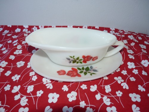 Pyrex gravy boat - gravy,