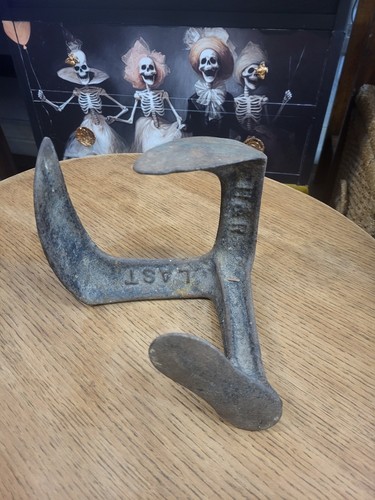 Antique cast iron three footed - antique,