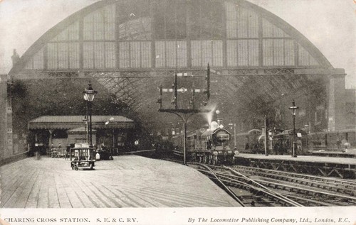 Charing cross station cr - cross, se&cr