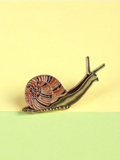 Cartoon snail brooch pin - 🐌,