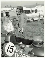 Press Photo Racegoers Next To
