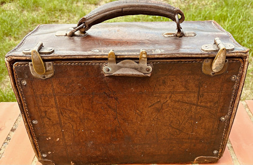 True vintage brown leather - true,