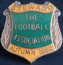 THE FOOTBALL ASSOCIATION AUTUMN 1980 STEWARD Badge Brooch pin 31mm x 34mm
