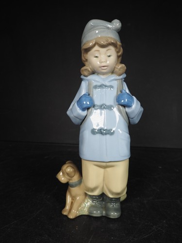 Nao lladro travelling girl - 'travelling, girl'