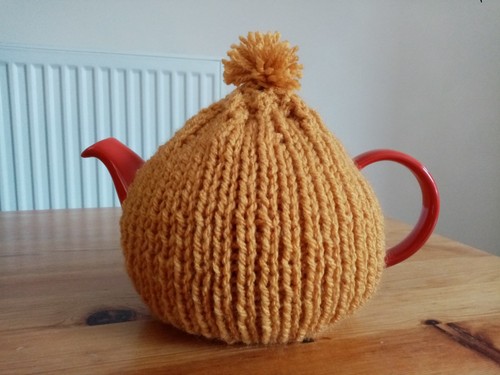 Hand knitted tea - , fits