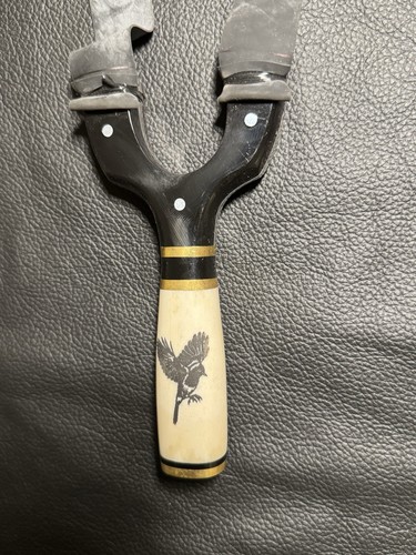 Magpie engraving camel bone - magpie,