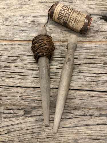 Vintage treen garden peg line
