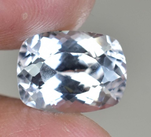 Natural 70ct white - 10.70ct,
