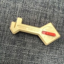 VINTAGE HAND THREAD KEY SHAPE PLASTIC NEEDLE 4 to 8   THREADER,P.A.T no 28894/73