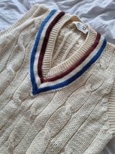 Sleeveless v-neck cableknit