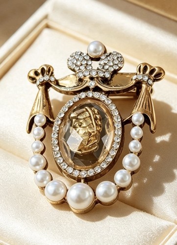 Victorian brooch with - , a