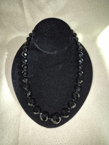 Carolee graduated glass bead