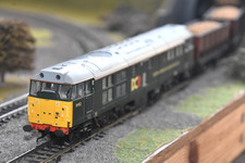 Hornby Class 31 DCR British American 31452 DCC Ready Lights vgc OO Green