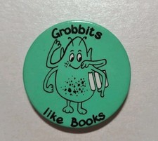 Vintage 'Grobbits like Books' collectable tin pin badge alien holding books
