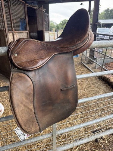 Brown leather saddle - 17",