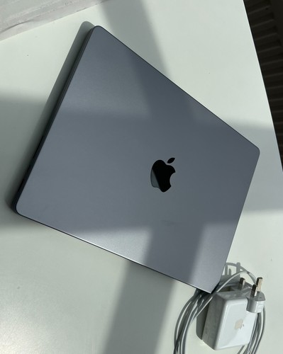 Apple macbook pro - pro, 14-inch