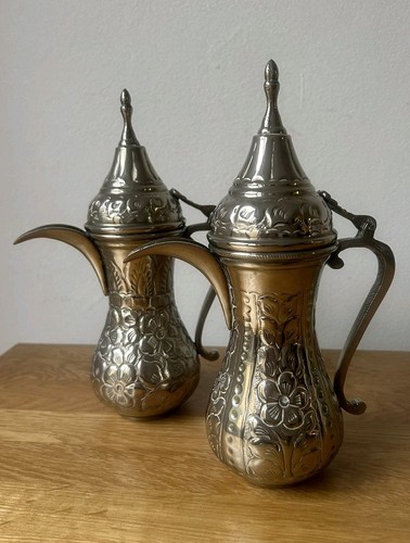Pair middle eastern - middle, dallah