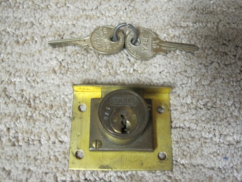Yale lock key slot - &,